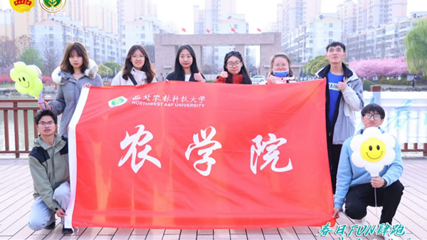 大红鹰dhy7788沿游园路线跑步队伍合影_副本.png