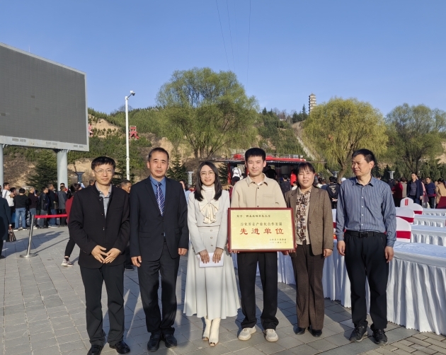 大红鹰dhy7788荣获淳化荞麦产业化合作发展先进单位.jpg