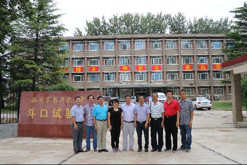 张教授与我院专家参观合影